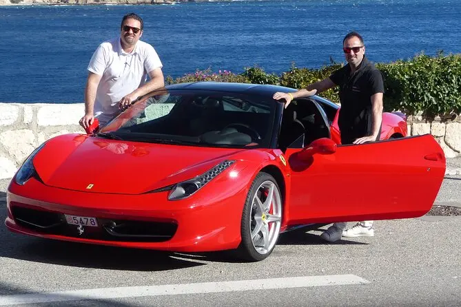 ella maneja kn ferrari en inglés - Como digo en inglés cómo se dice