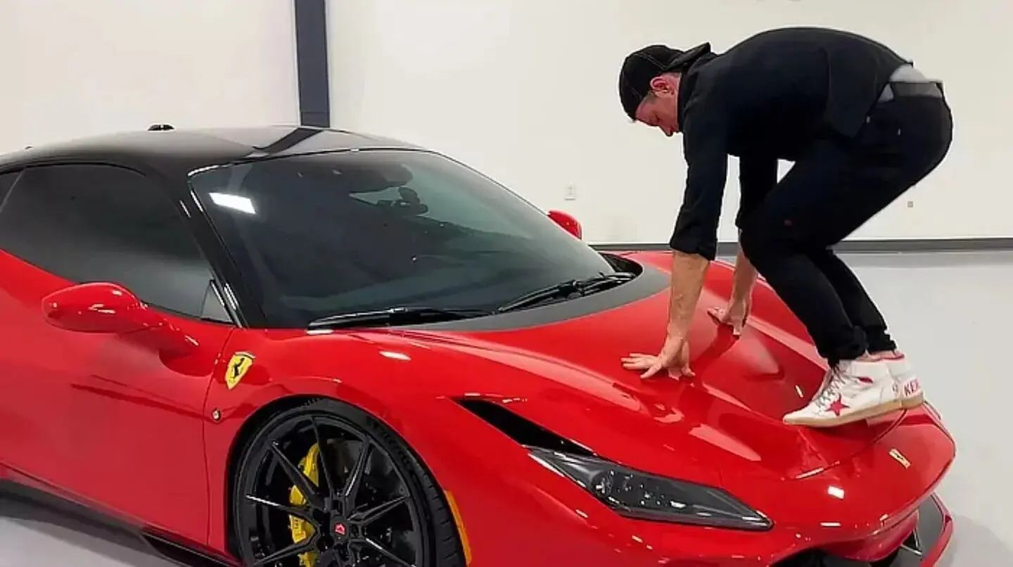 ella maneja kn ferrari en inglés - Cómo se dice en inglés manejar