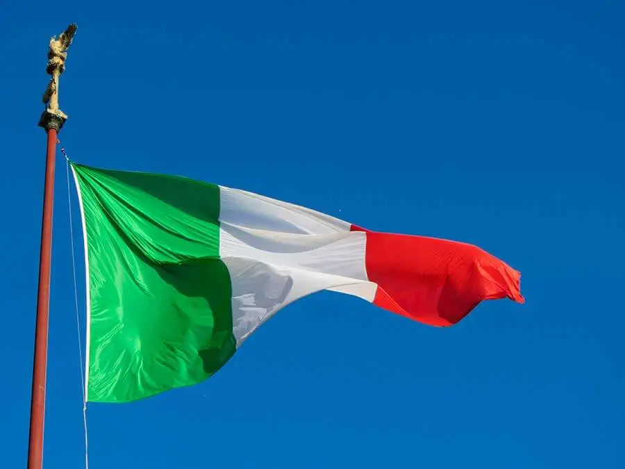 bandera italia con logo de ferrari - Cómo se llama la bandera de Italia