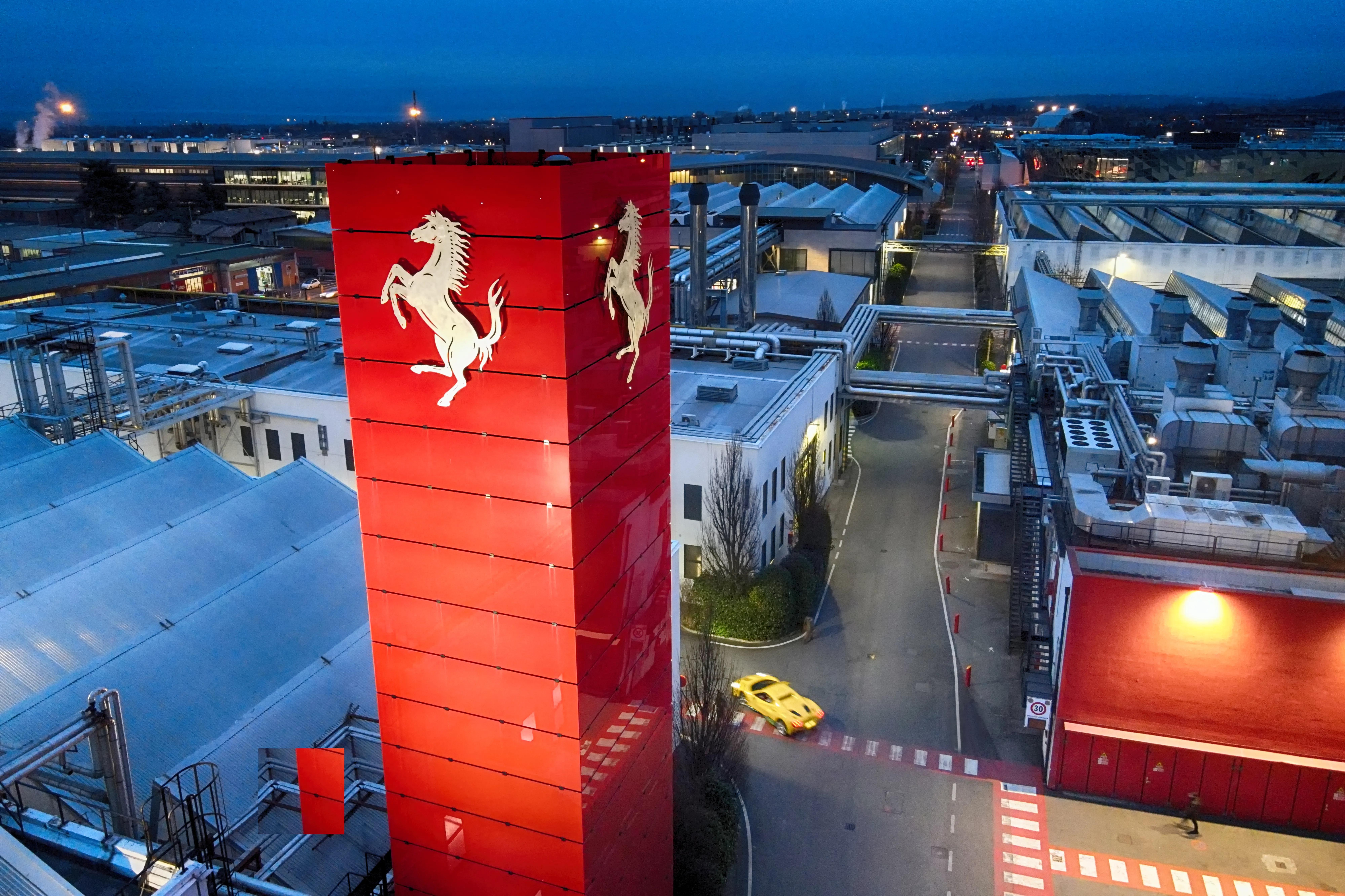 ciudad con edificios y carros ferrari - Cuál es la cuna de Ferrari