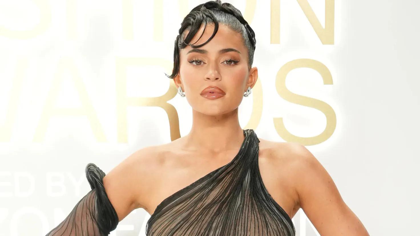 ferrari que le regalaron a kylie jenner - Cuál es la fortuna de Kylie Jenner 2023