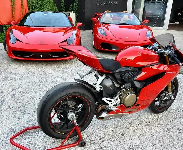 kual korremas entre un ferrari y una moto dukati - Cuál es la moto más potente de Ducati