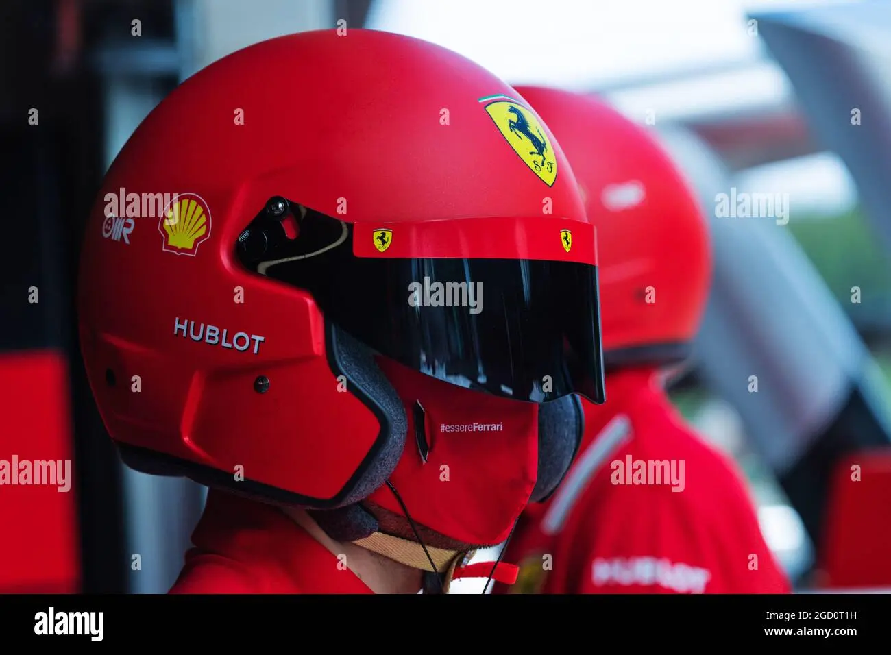 cascos mecanicos ferrari - Cuánto cuestan los cascos de Fórmula 1