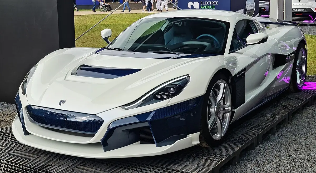 ferrari nevera - Cuánto pesa el Rimac nevera