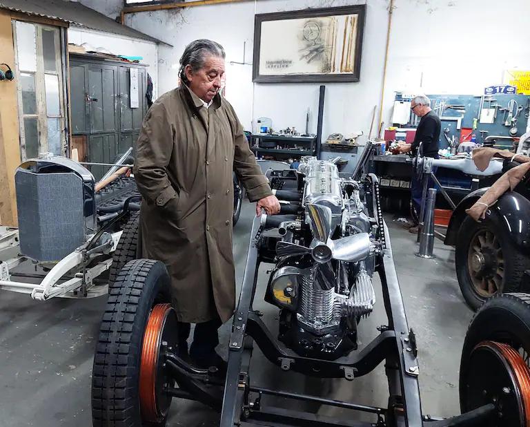 construye replicas de autos a mano ferrari - Cuántos Bugattis hay en Argentina