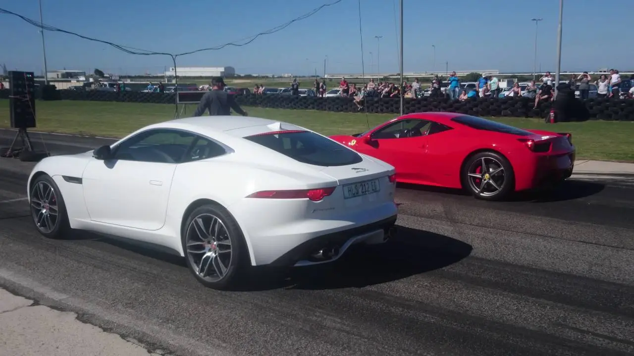 ferrari california vs jaguar f type r - Cuántos caballos tiene un Jaguar F Type