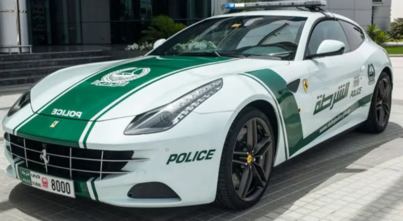 policia de dubai ferrari - Cuántos policías hay en Dubai