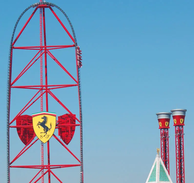 cuanto mide red force ferrari land - Es Red Force más grande que Stealth