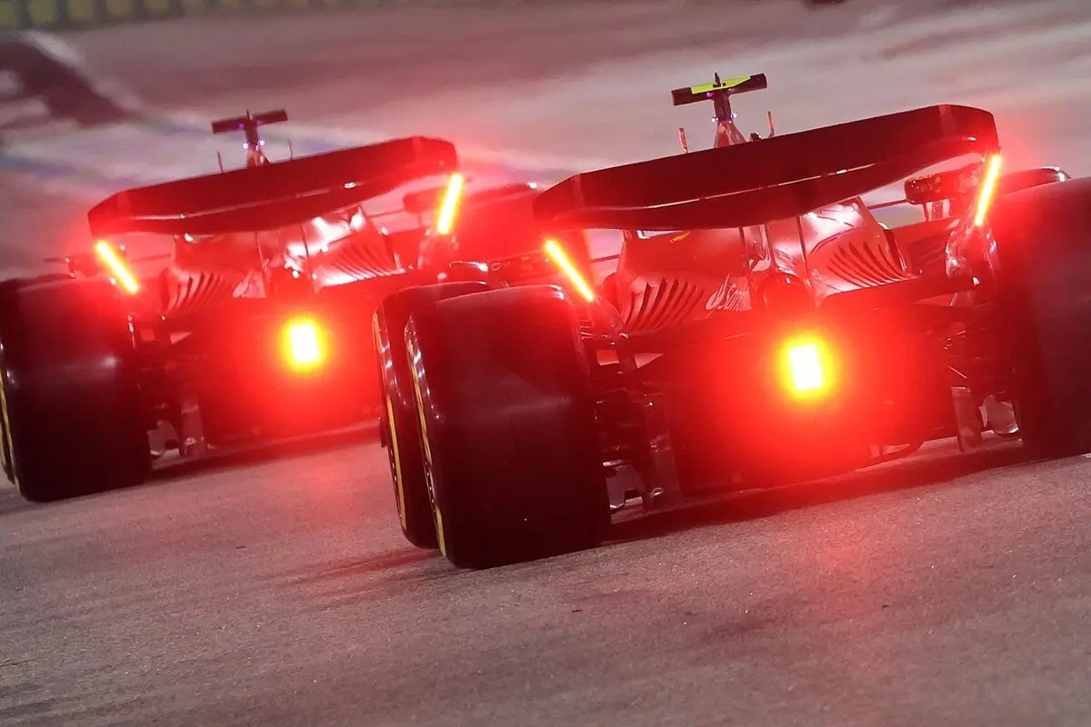 a que se deben las luces parpadeantes de las ferraris - Por qué parpadean las luces de los F1