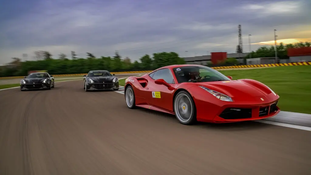corso pilota ferrari prezzo - Quanti anni devi avere per guidare una Ferrari in pista
