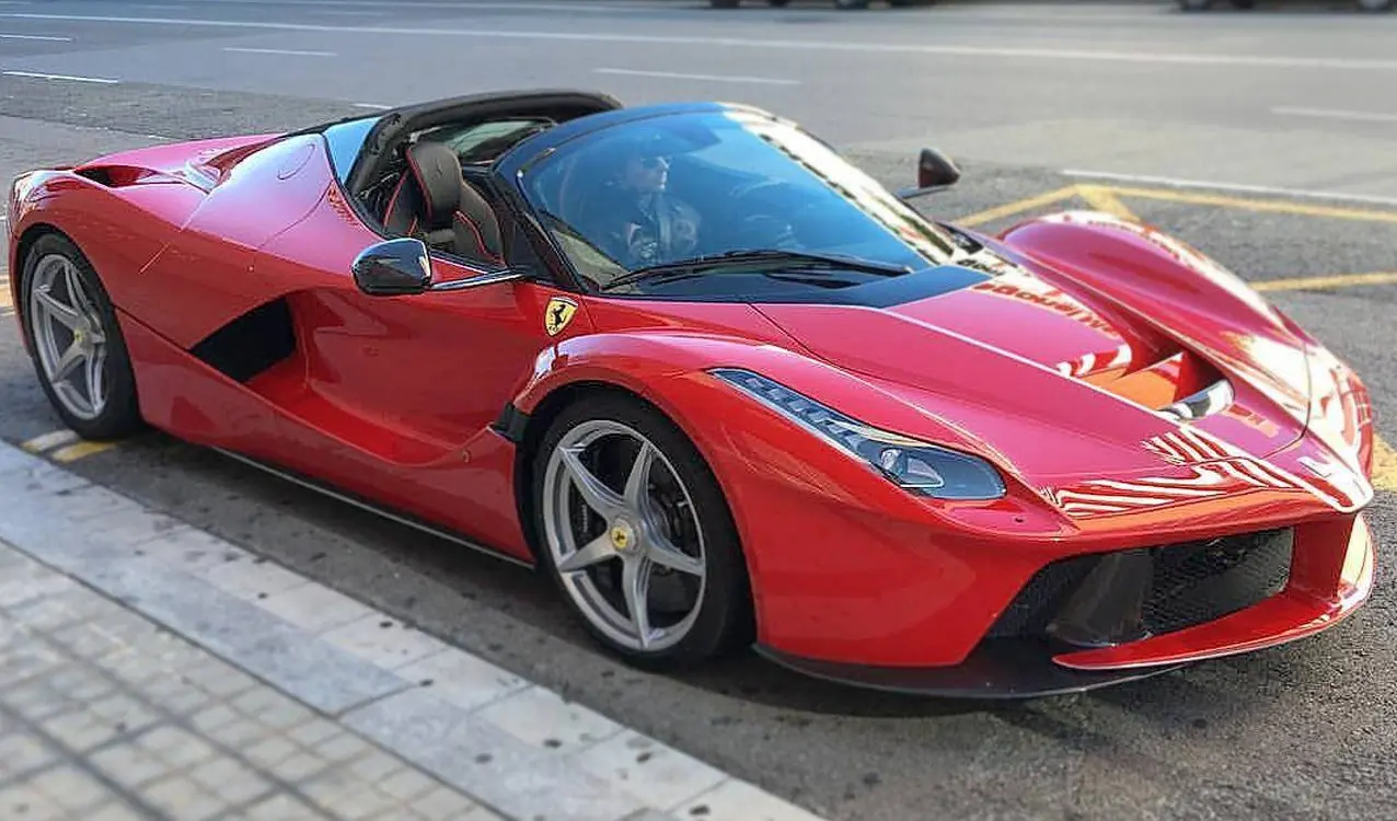 carros ferraris del barselona - Qué auto tiene Barça
