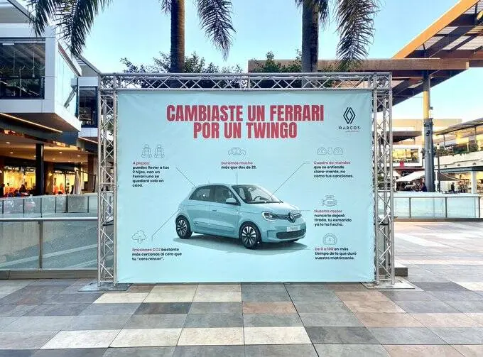 Cambiaste un Ferrari por un Twingo: ¿Qué hay detrás de este cartel? - Qué es un Twingo Shakira cambiaste un ferrari por un twingo cartel - Qué es un Twingo Shakira
