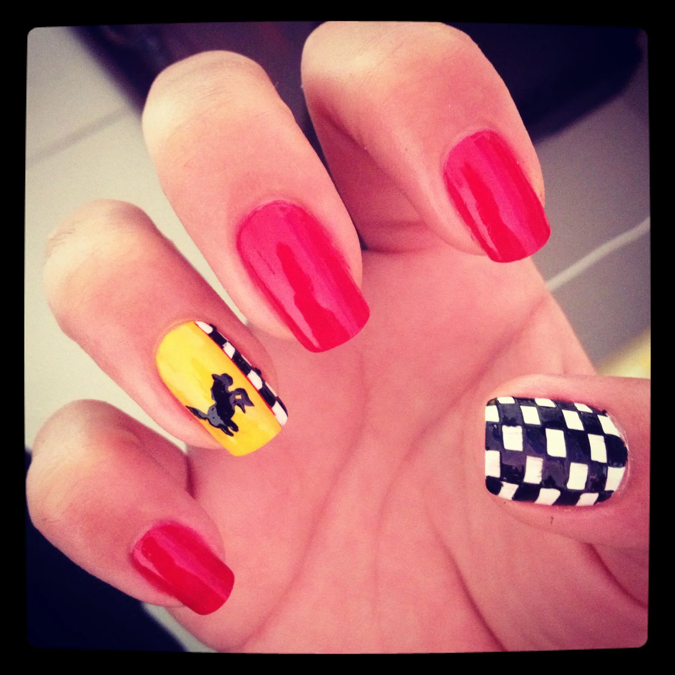 diseño de uñas rojo y amarillo ferrari - Qué esmalte combina con rojo