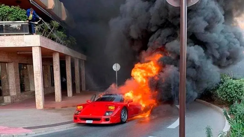 ferrari en llamas - Qué lleva un Lamborghini