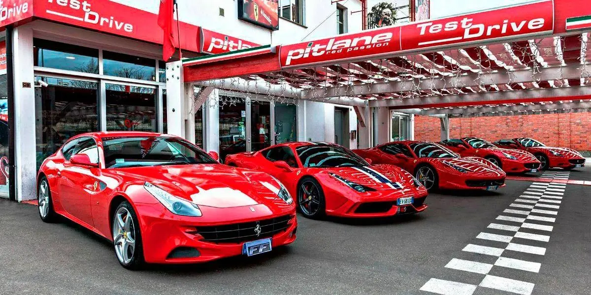 cuanto cuesta rentar un ferrari en italia - Qué necesito para rentar un carro en Italia