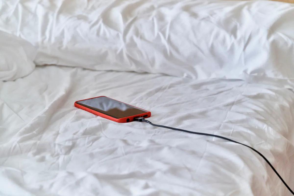 como hacer para cargar motorola ferrari - Qué pasa si dejo mi celular Motorola cargando toda la noche