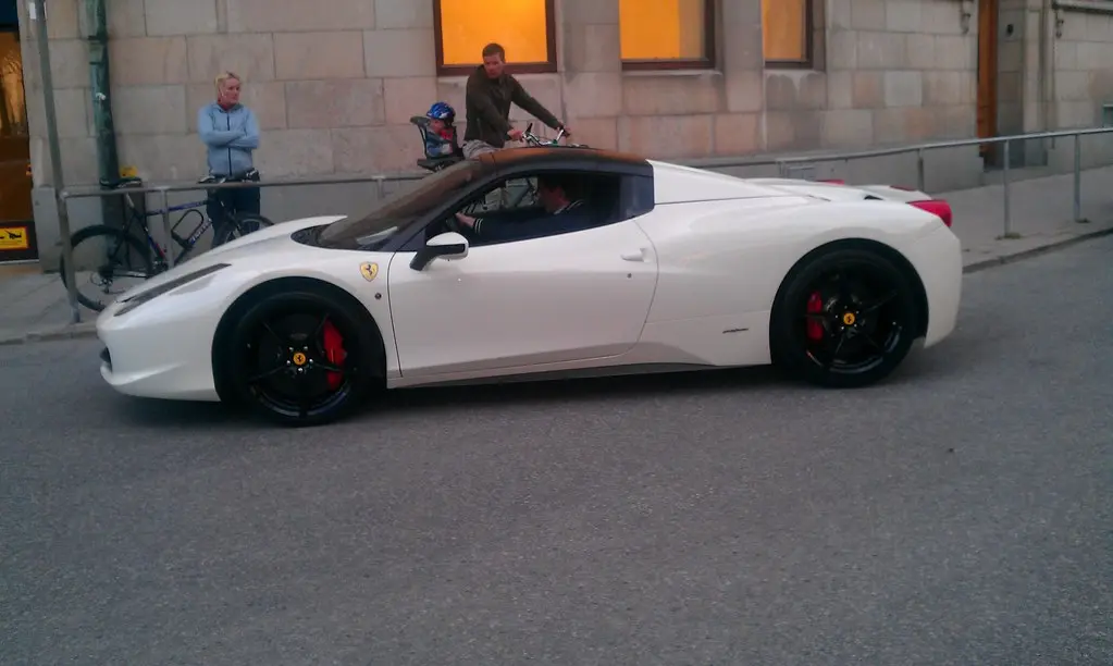 ferrari 458 spider with black roof - What is the difference between 458 Spider and Italia